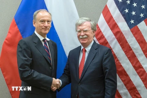 Thư ký Hội đồng An ninh Nga Nikolai Patrushev (trái) và Cố vấn an ninh quốc gia Mỹ John Bolton tại cuộc gặp ở Geneva, Thụy Sĩ ngày 23/8. (Ảnh: AFP/TTXVN)