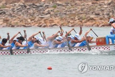 Đội tuyển hợp nhất liên Triều trong môn thi đua thuyền rồng. (Nguồn: Yonhap)