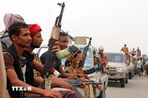 Các lực lượng Chính phủ Yemen được liên quân Arab hậu thuẫn trong chiến dịch giải phóng thành phố Hodeidah từ phiến quân Houthi ngày 13/6. (Ảnh: EFE-EPA/TTXVN)