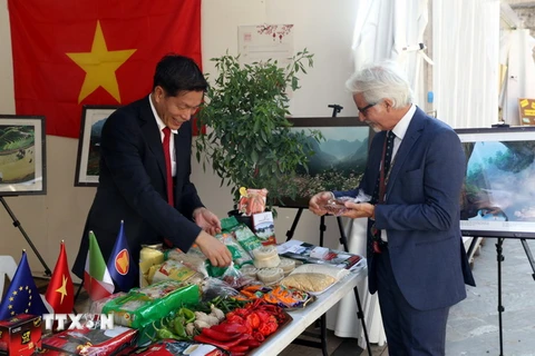 Giới thiệu ớt và các mặt hàng nông sản của Việt Nam tại hội chợ. (Ảnh: Ngự Bình/TTXVN)