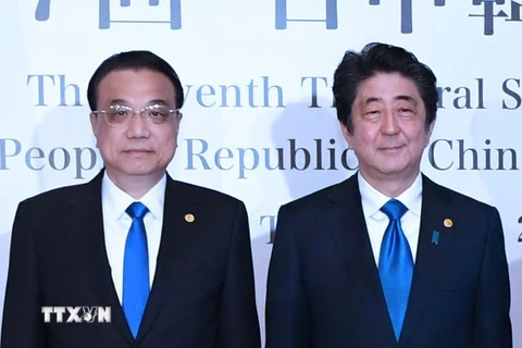 Thủ tướng Trung Quốc Lý Khắc Cường (trái), Thủ tướng Nhật Bản Shinzo Abe. (Nguồn: THX/TTXVN)