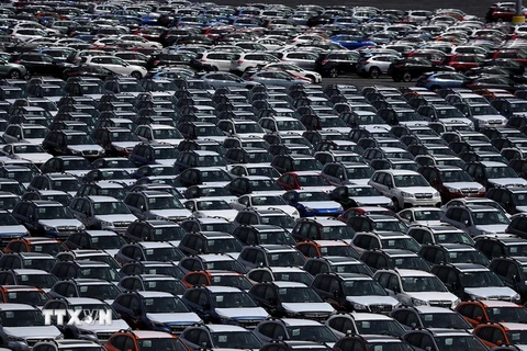 Một kho bãi ôtô ở gần cảng Richmond, California, Mỹ. (Ảnh: AFP/TTXVN)