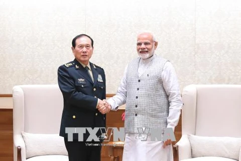 Thủ tướng Ấn Độ Narendra Modi (phải) và Ủy viên Quốc vụ, Bộ trưởng Quốc phòng Trung Quốc Ngụy Phụng Hòa trong cuộc gặp tại New Delhi ngày 21/8. (Ảnh: THX/TTXVN)