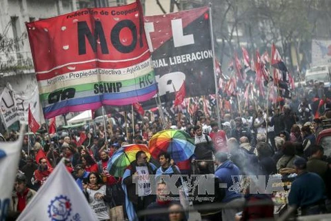 Biểu tình phản đối các biện pháp kinh tế của Chính phủ và tình trạng thất nghiệp đang gia tăng tại thủ đô Buenos Aires. (Nguồn: EPA/TTXVN)