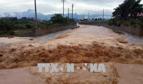 Nước lũ vẫn tiếp tục đổ về sông, suối ngày càng lớn tại phường Hữu Nghị, thành phố Hòa Bình. (Ảnh: Thanh Hải/TTXVN)