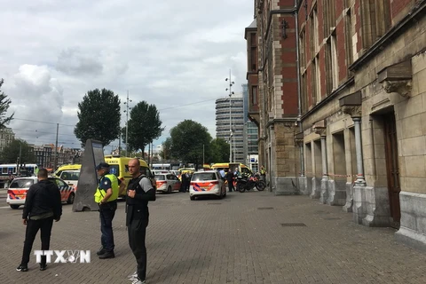 Lực lượng an ninh phong tỏa hiện trường vụ tấn công bằng dao tại nhà ga trung tâm ở Amsterdam, Hà Lan ngày 31/8. (Ảnh: AFP/TTXVN)