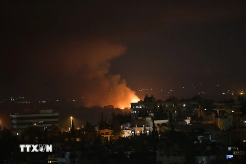 Khói lửa bốc lên từ căn cứ không quân Mazzeh, phía Tây thủ đô Damascus, Syria ngày 2/9. (Ảnh: THX/TTXVN)