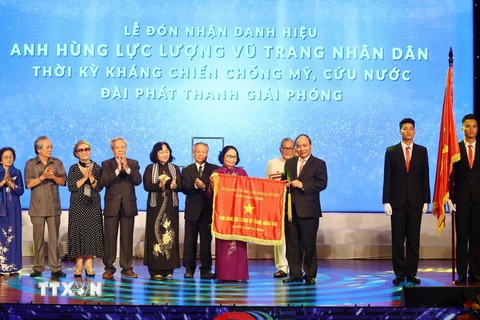 Thủ tướng Nguyễn Xuân Phúc trao tặng danh hiệu Anh hùng Lực lượng vũ trang nhân dân thời kỳ kháng chiến chống Mỹ, cứu nước của Chủ tịch nước cho Đài Phát thanh Giải phóng. (Ảnh: Thống Nhất/TTXVN)