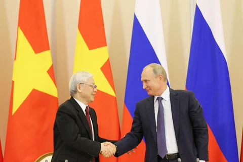 Tổng Bí thư Nguyễn Phú Trọng và Tổng thống Liên bang Nga Vladimir Putin bắt tay sau lễ ký các văn kiện hợp tác giữa hai nước. (Ảnh: Trí Dũng - TTXVN) 