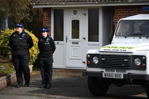 Cảnh sát Anh gác bên ngoài một khu dân cư ở Salisbury, được cho có liên quan đến sự cố của cựu điệp viên Sergei Skripal ngày 6/3. (Nguồn: AFP/ TTXVN)