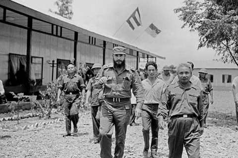 Chủ tịch Fidel Castro thăm Ủy ban Nhân dân Cách mạng tỉnh Quảng Trị năm 1973. (Ảnh: TTXVN)