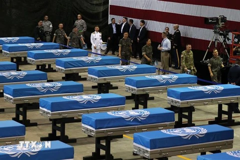Hài cốt các binh sỹ Mỹ tử trận trong Chiến tranh Triều Tiên tại buổi lễ ở căn cứ không quân Osan, phía nam Seoul, Hàn Quốc ngày 1/8. (Ảnh: Yonhap/TTXVN)