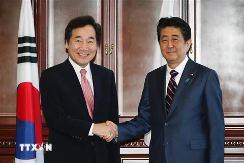 Thủ tướng Hàn Quốc Lee Nak-yon (trái) và Thủ tướng Nhật Bản Shinzo Abe tại cuộc gặp ở Vladivostok, Nga, ngày 11/9. (Ảnh: YONHAP/TTXVN)