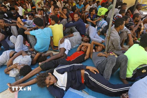 Người di cư được chuyển tới các trại tị nạn ở Tripoli, Libya, sau khi được cứu. (Ảnh: AFP/TTXVN)