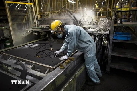 Công nhân làm việc tại một nhà máy ở Otawara, tỉnh Tochigi, Nhật Bản. (Ảnh: AFP/TTXVN)