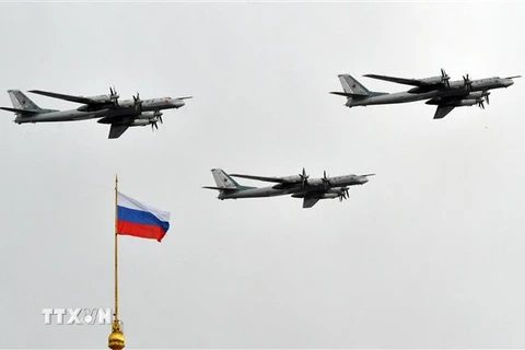 Máy bay ném bom chiến lược Tupolev Tu-95 của Nga thực hiện bài trình diễn trong lễ tổng duyệt kỷ niệm Ngày Chiến thắng ở Moskva, ngày 7/5. (Nguồn: AFP/ TTXVN)