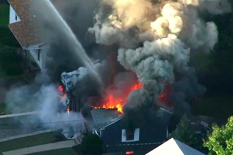 Khói lửa bao trùm một ngôi nhà ở Lawrence, Mass - vùng ngoại ô của Boston. (Nguồn: nytimes.com) 