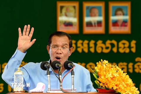 Thủ tướng Campuchia Hun Sen phát biểu trong chuyến thăm một nhà máy dệt may ở Phom Penh ngày 2/8. (Ảnh: AFP/TTXVN)