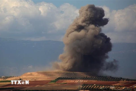 Khói bốc lên sau một cuộc không kích gần làng Kafr Ain, tỉnh Idlib, Syria ngày 7/9. (Nguồn: AFP/TTXVN)