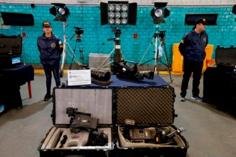 Các thiết bị quay phim bị ăn trộm được trưng bày trong một cuộc họp báo ở Buenos Aires. (Nguồn: AP)