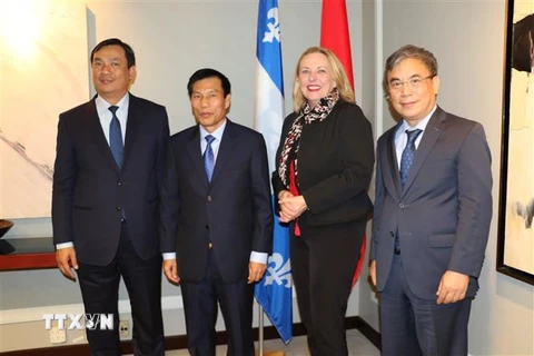Trong ảnh: Bộ trưởng Nguyễn Ngọc Thiện (thứ hai từ trái sang), bà Christine St-Pierre, Đại sứ Việt Nam tại Canada Nguyễn Đức Hòa (ngoài cùng bên phải) chụp ảnh lưu niệm. (Ảnh: Vũ Hà/TTXVN)