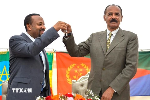 Thủ tướng Ethiopia Abiy Ahmed (trái) và Thủ tướng Eritrea Isaias Afwerki (phải) tại lễ mở lại Đại sứ quán Eritrea ở Ethiopia ngày 16/7. (Ảnh: AFP/TTXVN)