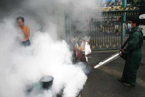 Một nhân viên thành phố phun thuốc đuổi muỗi ở Bangkok. (Nguồn: The Wall Street Journal)
