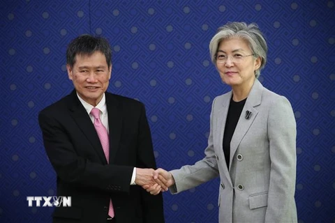 Ngoại trưởng Hàn Quốc Kang Kyung-wha (phải) tiếp Tổng thư ký Hiệp hội các quốc gia Đông Nam Á (ASEAN) Lim Jock Hoi tại thủ đô Seoul ngày 17/9. (Ảnh: YONHAP/TTXVN)