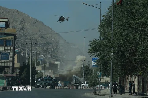 Khói bốc lên sau một vụ không kích do lực lượng an ninh Afghanistan tiến hành trong cuộc giao tranh với phiến quân ở thủ đô Kabul ngày 21/8. (Ảnh: AFP/TTXVN)