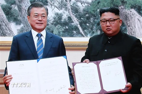 Nhà lãnh đạo Triều Tiên Kim Jong-un (phải) và Tổng thống Hàn Quốc Moon Jae-in (trái) sau lễ ký bản tuyên bố chung trong khuôn khổ ngày hội đàm thượng đỉnh thứ hai tại thủ đô Bình Nhưỡng, ngày 19/9/2018. (Ảnh: YONHAP/TTXVN)