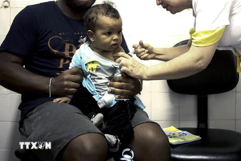 Tiêm vắcxin phòng sốt vàng da cho em bé tại Sao Paulo, Brazil ngày 12/1. (Ảnh: TTXVN)