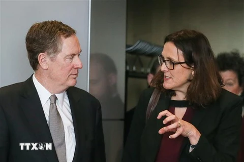 Đại diện cấp cao về thương mại của Liên minh châu Âu (EU) Cecilia Malmstrom (giữa) và Đại diện Thương mại Mỹ Robert Lighthizer trong cuộc đàm phán tại Brussels, Bỉ ngày 10/3/2018. (Ảnh: AFP/TTXVN)