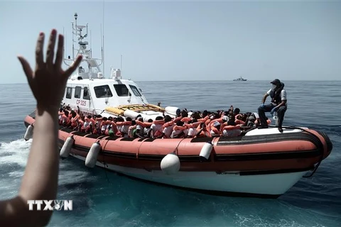 Tàu chở người di cư vừa được cứu ở ngoài khơi Libya, trên Địa Trung Hải. (Ảnh: AFP/TTXVN)