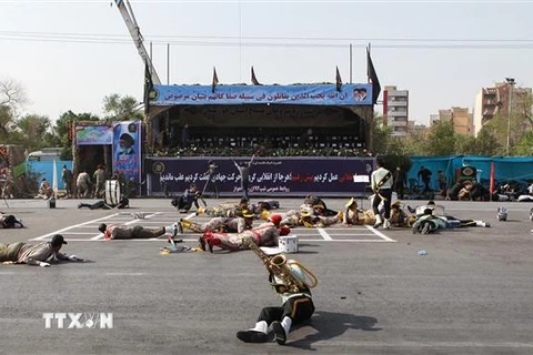 Hiện trường vụ tấn công nhằm vào lễ diễu binh ở thành phố Ahvaz, Iran ngày 22/9/2018. *Ảnh: AFP/TTXVN)