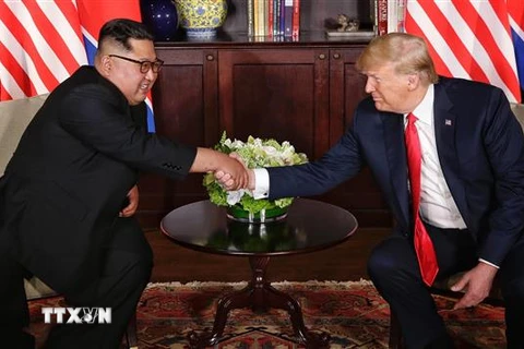 Nhà lãnh đạo Triều Tiên Kim Jong-un (trái) và Tổng thống Mỹ Donald Trump tại cuộc gặp ở Singapore ngày 12/6. (Ảnh: THX/TTXVN)