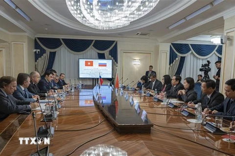 Quang cảnh cuộc gặp giữa Chủ tịch MTTQ Việt Nam và Phó Chủ tịch Hội đồng Liên bang Nga. (Ảnh Dương Trí/TTXVN)