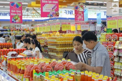 Người tiêu dùng mua sắm tại siêu thị Saigon Co.op Thành phố Hồ Chí Minh. (Ảnh: Thanh Vũ/TTXVN)