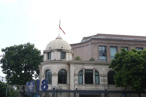 Nhiều trụ sở cơ quan, địa điểm công cộng trên cả nước đã treo cờ rủ để tưởng nhớ Chủ tịch nước Trần Đại Quang. (Ảnh: Minh Quyết/TTXVN)