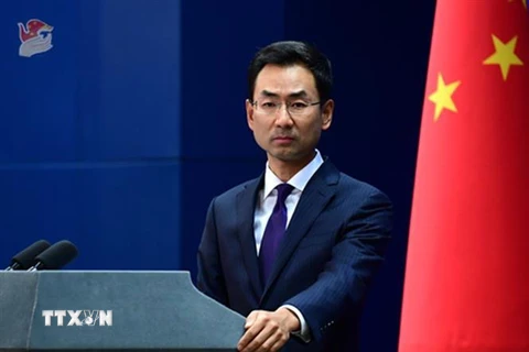 Người phát ngôn Bộ Ngoại giao Trung Quốc Cảnh Sảng trong cuộc họp báo tại Bắc Kinh ngày 26/9/2018. (Ảnh: THX/TTXVN)