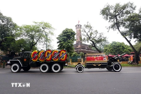 Đoàn xe tang Chủ tịch nước Trần Đại Quang đi qua đường Điện Biên Phủ (Hà Nội). (Ảnh: TTXVN)