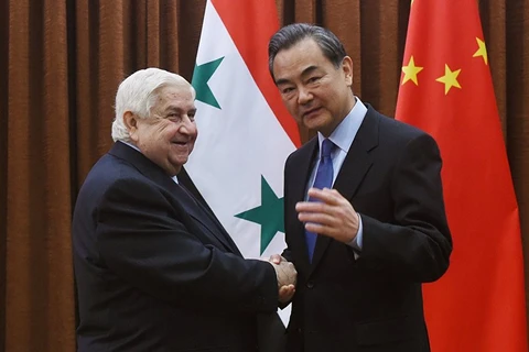  Phó Thủ tướng kiêm Ngoại trưởng Syria Walid Muallem và Bộ trưởng Ngoại giao Trung Quốc Vương Nghị. (Nguồn: AFP)