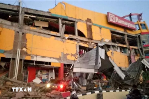 Một trung tâm thương mại bị sập sau động đất tại Palu, tỉnh Trung Sulawesi, Indonesia ngày 28/9/2018. (Ảnh: AFP/TTXVN) 