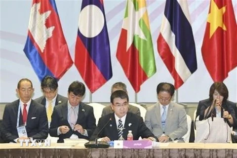 Ngoại trưởng Nhật Bản Taro Kono (giữa) tại Hội nghị Bộ trưởng Hợp tác Mekong - Nhật Bản lần thứ 11 diễn ra tại Singapore ngày 3/8. (Ảnh: Kyodo/TTXVN)