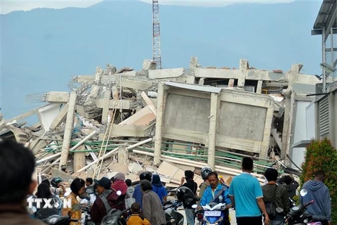 Một tòa nhà bị đổ sập sau trận động đất kèm theo sóng thần ở Sulawesi, Indonesia ngày 30/9/2018. (Ảnh: AFP/TTXVN)