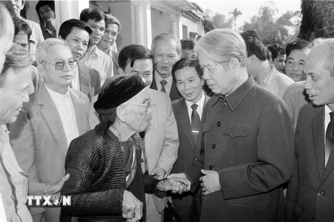 Tổng Bí thư Đỗ Mười nói chuyện thân mật với nhân dân xã Lê Lợi, huyện Thường Tín (Hà Tây cũ), ngày 1/11/1992. (Ảnh: Xuân Lâm/TTXVN)