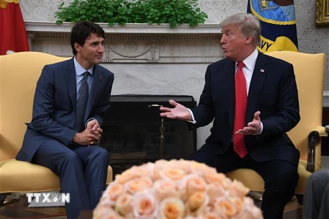 Tổng thống Mỹ Donald Trump (phải) và Thủ tướng Canada Justin Trudeau. (Ảnh: AFP/TTXVN)