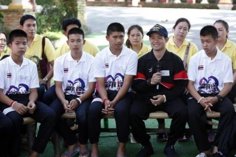 Các thành viên đội bóng nhí "Wild Boars" và huấn luyện viên Ekapol Chantawong. (Nguồn: bangkokpost.com)