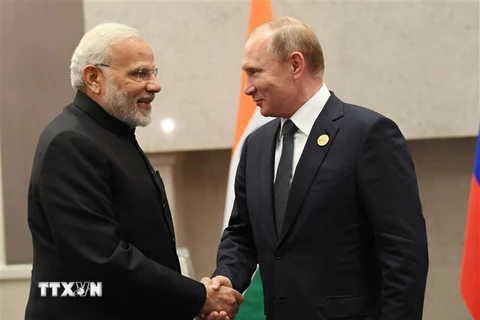 Tổng thống Nga Vladimir Putin (phải) trong cuộc gặp Thủ tướng Ấn Độ Narendra Modi tại một hội nghị ở Johannesburg, Nam Phi ngày 26/7/2018. (Ảnh: AFP/TTXVN)