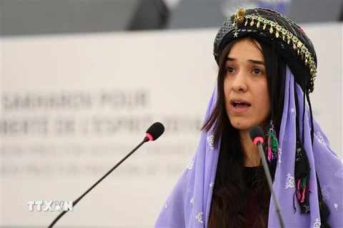 Nadia Murad phát biểu sau khi nhận Giải thưởng nhân quyền Sakharov (do Nghị viện châu Âu tổ chức) vì lòng quả cảm và nỗ lực giúp đỡ cộng đồng người tị nạn tại buổi lễ được tổ chức ở Strasbourg, Pháp, ngày 13/12/2016. (Ảnh: AFP/TTXVN)