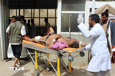 Chuyển nạn nhân bị thương sau một cuộc không kích tới điều trị tại bệnh viện ở Saada, Yemen ngày 9/8. (Ảnh: AFP/TTXVN)